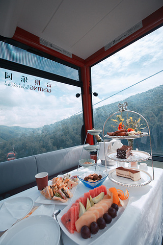 云顶缆车餐厅,往返于海拔2107米的山间,被誉为移动的味蕾天堂,空中的