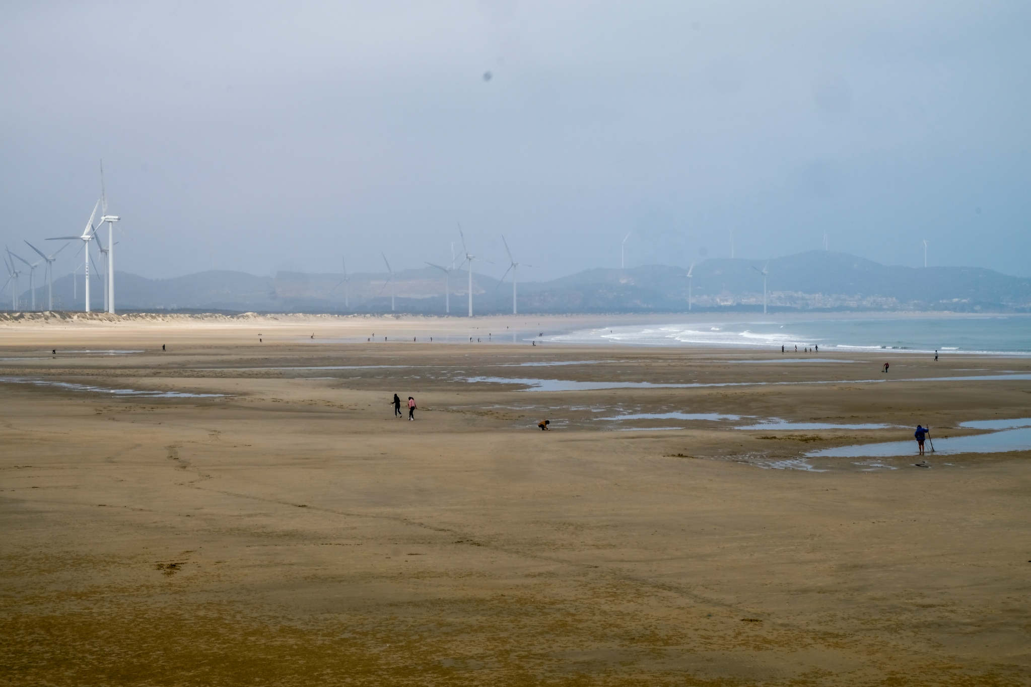 平潭长江澳，被誉为最美风力发电田，游客慕名而来，太美了_沙滩