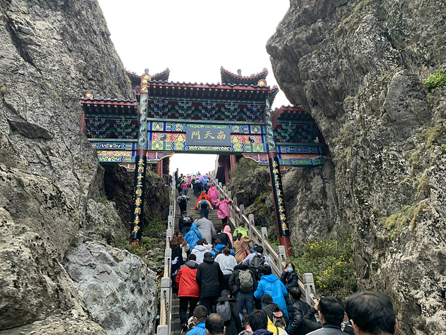 南天门人头攒动如意下山途中山崖上的一片霞光邂逅多日不见的泰阳下山