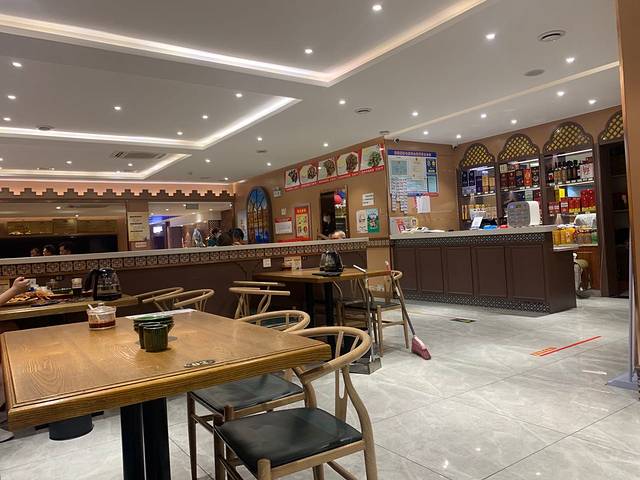 亮仔烧烤餐饮广场(南湖店)