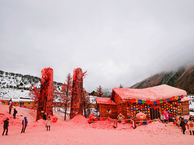 "...虽然是人工染的粉色雪，但任何女孩都不能拒绝的粉色，所以在粉色雪地上拍照，玩耍嬉戏的小姐姐特别多_鹧鸪山自然公园滑雪场"的评论图片