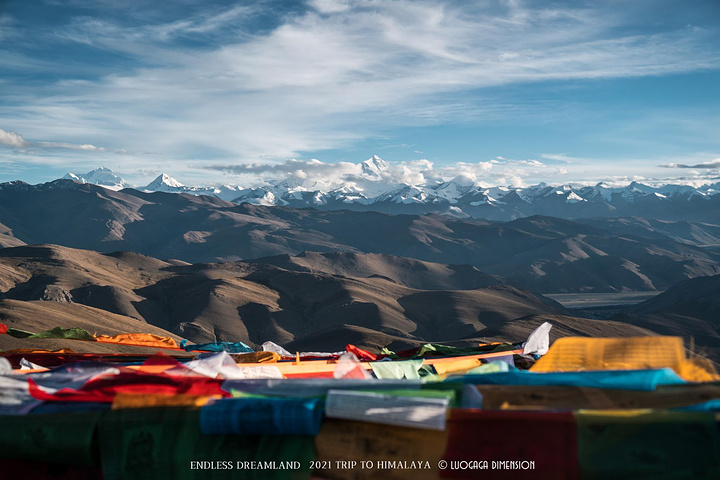 "珠峰国家公园的大门建的非常大气，连地上的此生必驾318的图案都是彩色的，网红理塘都没有的待遇，..._加乌拉山"的评论图片
