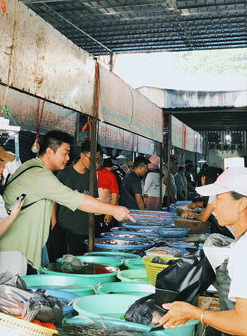 "海鲜都很新鲜！这是南湾最大的海鲜市场，旁边还有蔬菜、水果等售卖，人很多_南湾菜市场"的评论图片