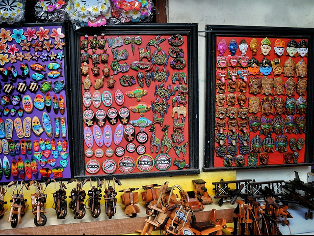 "刚好路过乌布艺术市场，这里的手工艺品很多，竹编包捕梦网琉璃杯托batik_乌布艺术市场"的评论图片