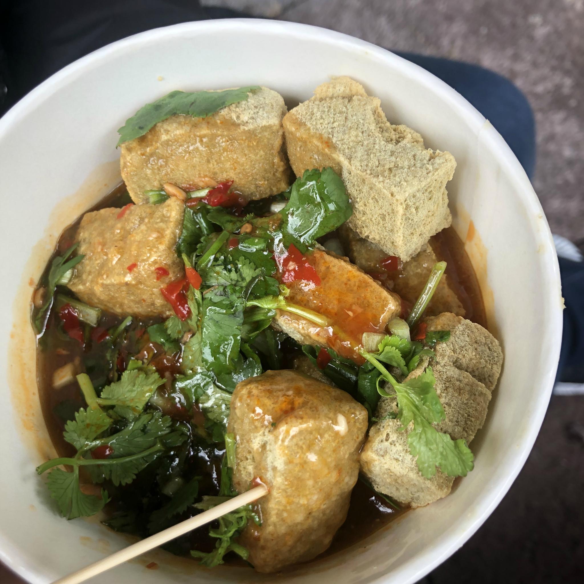 缸鸭狗,宁波超级有名~一进门的臭豆腐,味道还是很好的.