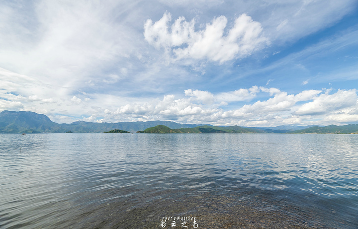 "我们到泸沽湖那天蓝天白云的，湖面也很平静甚至能反射天空美景。划船的当地船夫，一路一直在跟我们闲聊_三家村码头"的评论图片