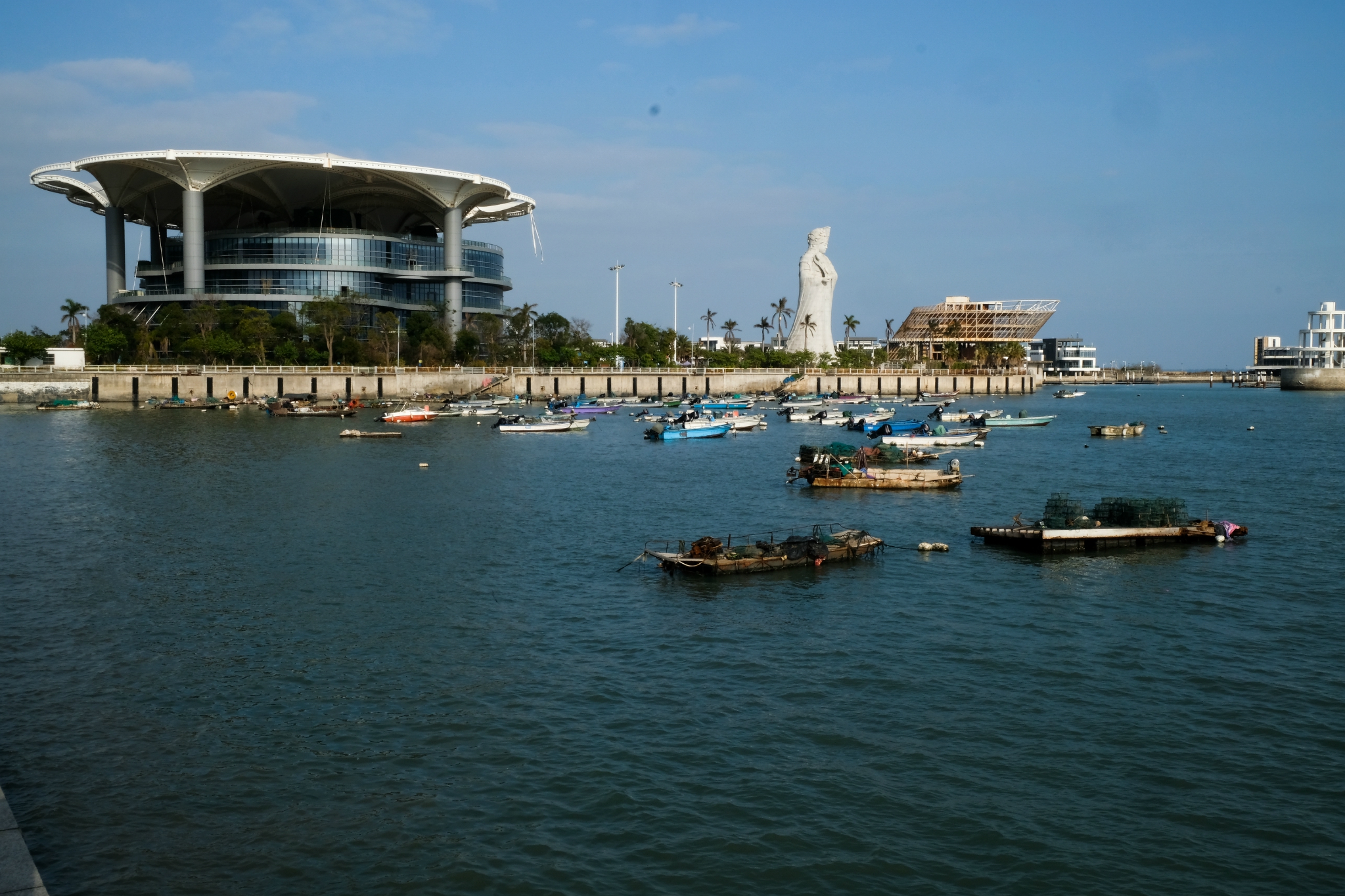 骑骑车沙滩上走走一边是美丽的海岸线一边是厦门最繁华的会展中心cbd