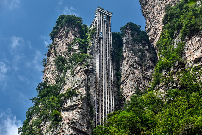 世界规模最大的天梯，从山脚高速抵达山顶，游客们觉得不过瘾图片