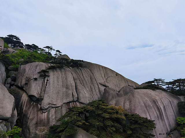 "五一假期，徒步的人不少，从南大门到索道上站一路上登山舒适度都很好。哦，攀岩也没试过，不知道手劲够不够_天柱山"的评论图片