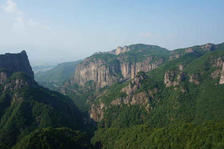 "景色确实非常不错。神仙居横跨的面积很大，周围众山巍兀独立，险峻无比_神仙居"的评论图片