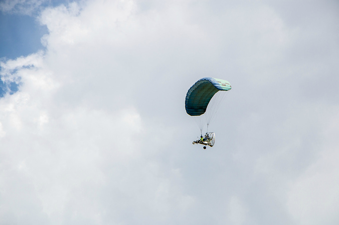 燕莎热气球滑翔伞飞行图片