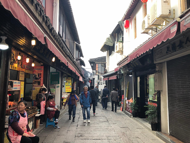 "朱家角古镇虽不是最有名的，但因属于上海，所以受到上海人的喜欢，古镇内有几个小景点，大清邮局、课..._朱家角古镇景区"的评论图片