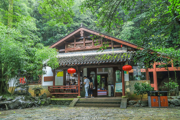 "烟雨朦胧下的双瑶池，仿佛仙境一般。中国溶洞之最的冰壶之瀑？如何躺着进洞_双龙风景旅游区"的评论图片