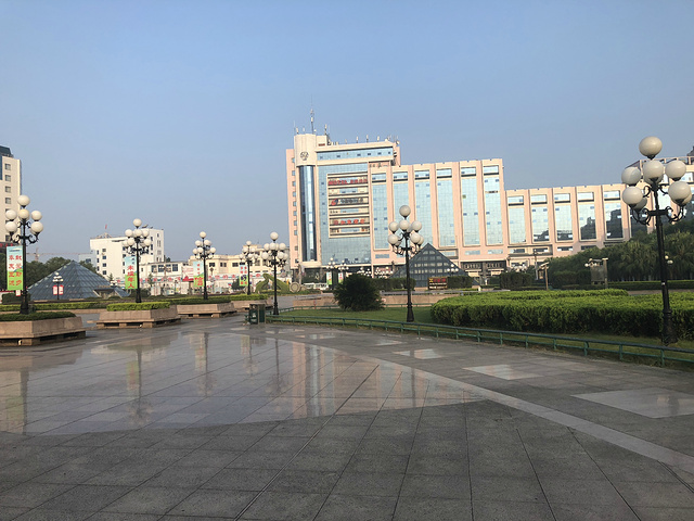 "中心广场可以说是桂林的市中心了，正阳路步行街、大瀑布酒店都在周边，周围还有很多住宿，早晨的中心..._中心广场"的评论图片