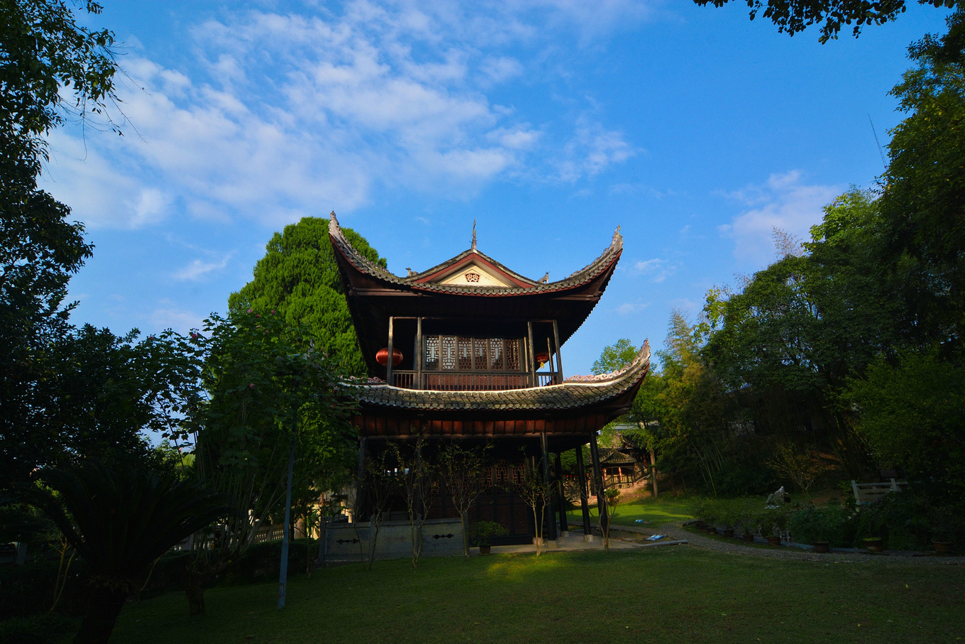 芙蓉樓因詩人王昌齡而名揚天下,古鎮黔城因芙蓉樓而蜚聲海外.