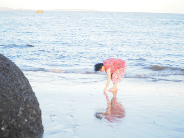 "实名举报黄厝海滩的这块石头，太扎人了……大家去海边玩，光脚一定注意安全！披肩啥的凹造型真的超好用_黄厝海滩"的评论图片