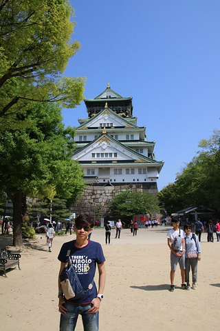 "大阪城是日本三大名城之一，其著名的天守阁是大阪旅客必参观的景点。天守阁最初是战国时期由丰臣秀吉修建_大阪城"的评论图片