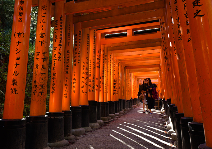 这里最有名的就是千本鸟居75千本鸟居曾经在电影艺伎回忆录中曾出现