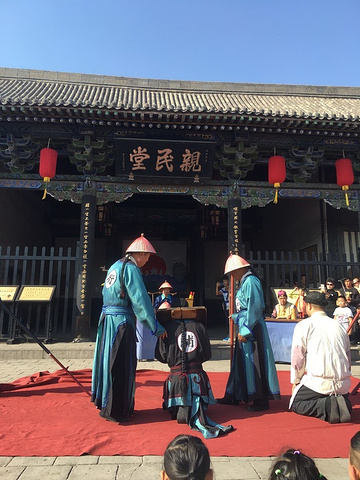 结合现代化的语言,县官断案即是再现昨日升堂场景,但其中也夹的一些