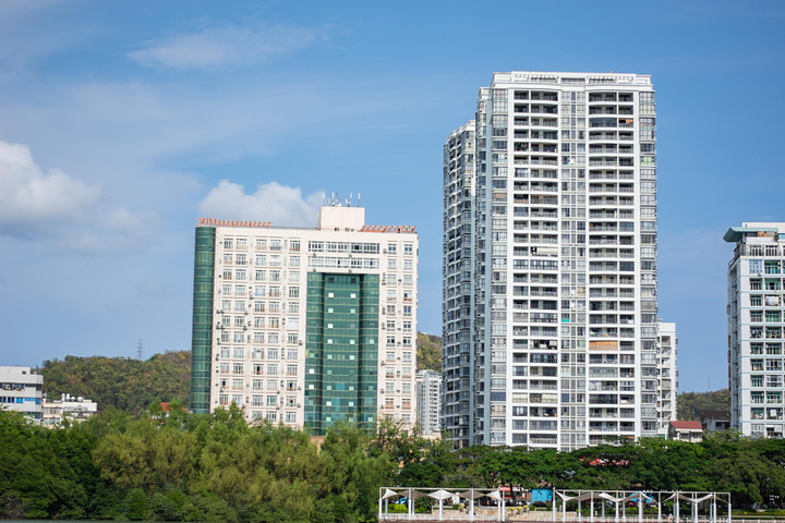 "饭后的闲暇时光，走在三亚河两岸的步栈道上，感受海面上拂来的缕缕清风，三亚人午后的悠闲可能就是这般了_三亚河"的评论图片