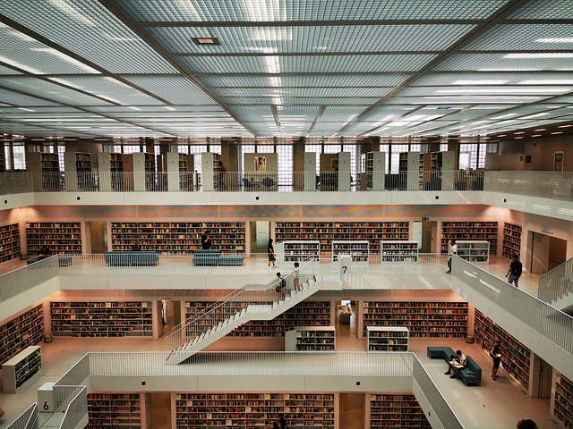 "第二站是世界十大最美图书馆之一的斯图加特市图书馆，从外面看是平平无奇，一进门也没啥异样，到了最..._斯图加特市立图书馆"的评论图片