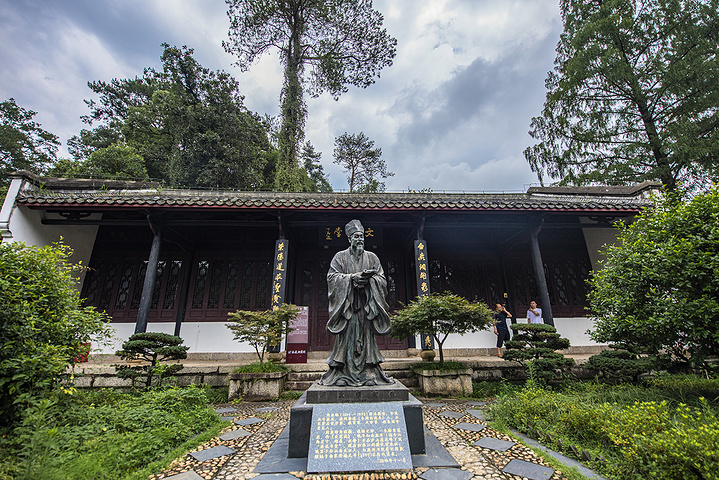 明伦堂,白鹿洞,思贤台等景点,白鹿洞书院的大门上,高悬明正德年间