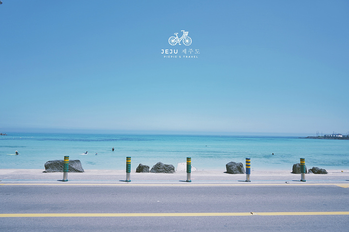 沿着海边的公路散步,好看的风景让人赏心悦目.踏浪奔跑,来来回回.