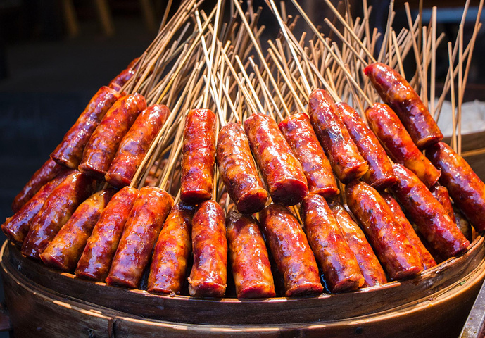 其实,宽窄巷子这种网红美食街在全国各地都有,无论是济南的芙蓉街