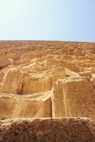 "...金字塔遗址包含狮身人面像及一众金字塔，其中最为宏伟的是古埃及第四王朝的祖孙三代法老的三座金字塔_吉萨金字塔群"的评论图片
