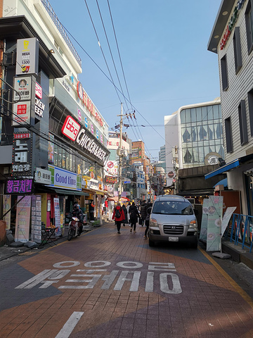 "大学的周边一定是非常热闹的，韩国也不例外，韩国弘益大学周边也是热闹非凡，要是说，明洞是商业化的购物区_弘大购物区"的评论图片
