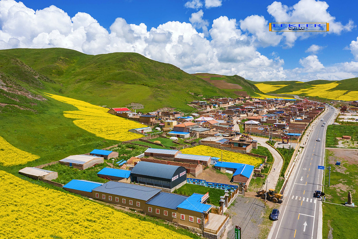 "完全被高山草甸油菜花海包围，尤其路边的上浪坎村，美得可以让人语无伦次，不成为特色旅游风景线简直……木_美仁大草原"的评论图片