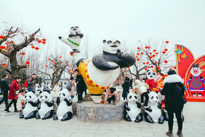 熊猫馆的两只熊猫的名字非常具有西安的特色,住有"明明"和"秦秦"两只