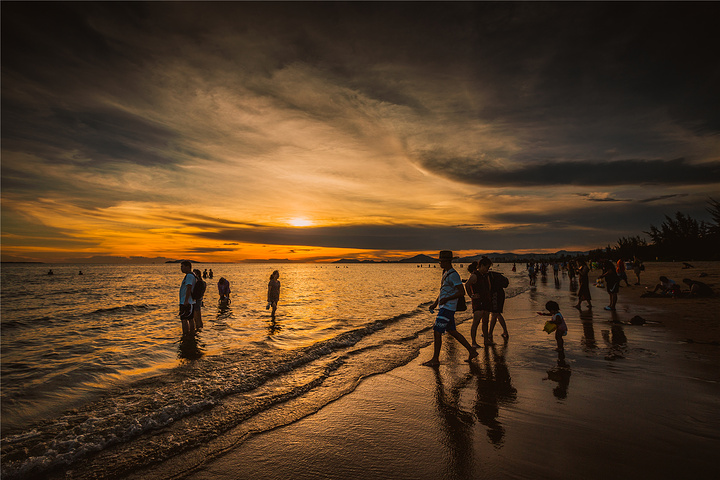 "三亚湾拍照最佳时间：白天的三亚湾阳光强烈，在沙滩上游玩的人极少。而且不需要门票，完全免费哦！海滩设施_椰梦长廊"的评论图片