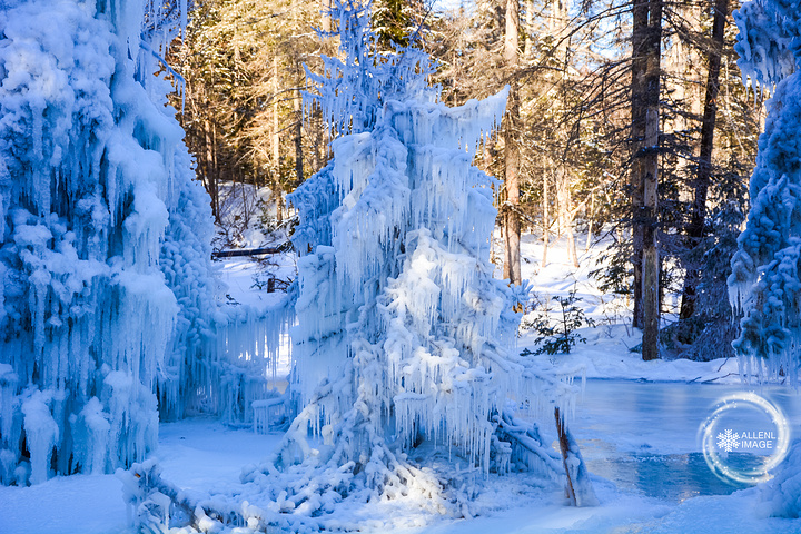"造型美丽的大型冰挂。接着往山上行走，进入户外徒步的路线，树木上挂满的红绳在这冰天雪地里格外抢眼_亚雪驿站十里画廊"的评论图片