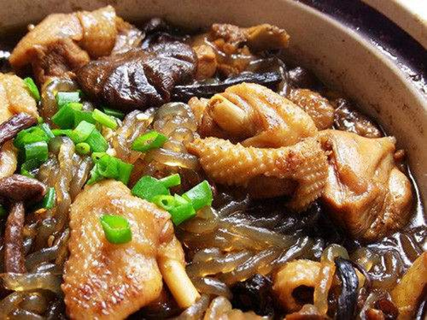 东北人最爱的小鸡炖蘑菇土豆,东北人最爱的小鸡炖蘑菇土豆的家常做法 - 美食杰东北人最爱的小鸡炖蘑菇土豆做法大全