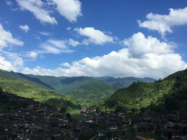 "如果说问我西江什么时候风景最好。拍上一张夜景，感觉整个世界的美好了。所以少了很多美好的回忆_西江千户苗寨"的评论图片