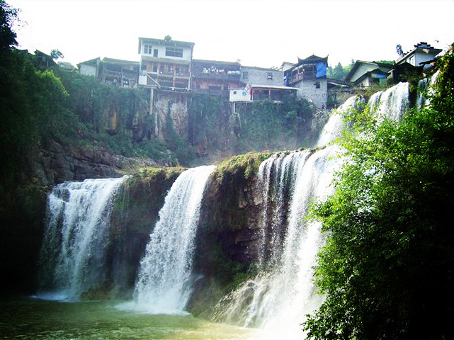 "芙蓉镇位于永顺县境内，是此次行程景点之一，本名王村，拥有两千多年历史，因瀑布穿梭其中，又称“挂..._芙蓉镇"的评论图片