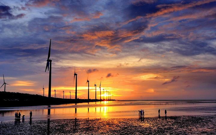 高美湿地是著名的观鸟胜地,也是台中著名的日落观景地.