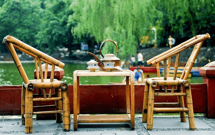 一个慵懒的下午,在树荫下喝茶看着老大爷们下棋,还可以去人民公园体验