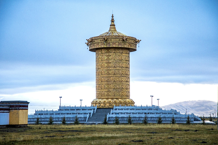 "为何这么一个名不见经传的地方会有一个这么特别的寺庙，与之前见过的寺庙风格截然不同，查找资料才知..._宁玛寺"的评论图片