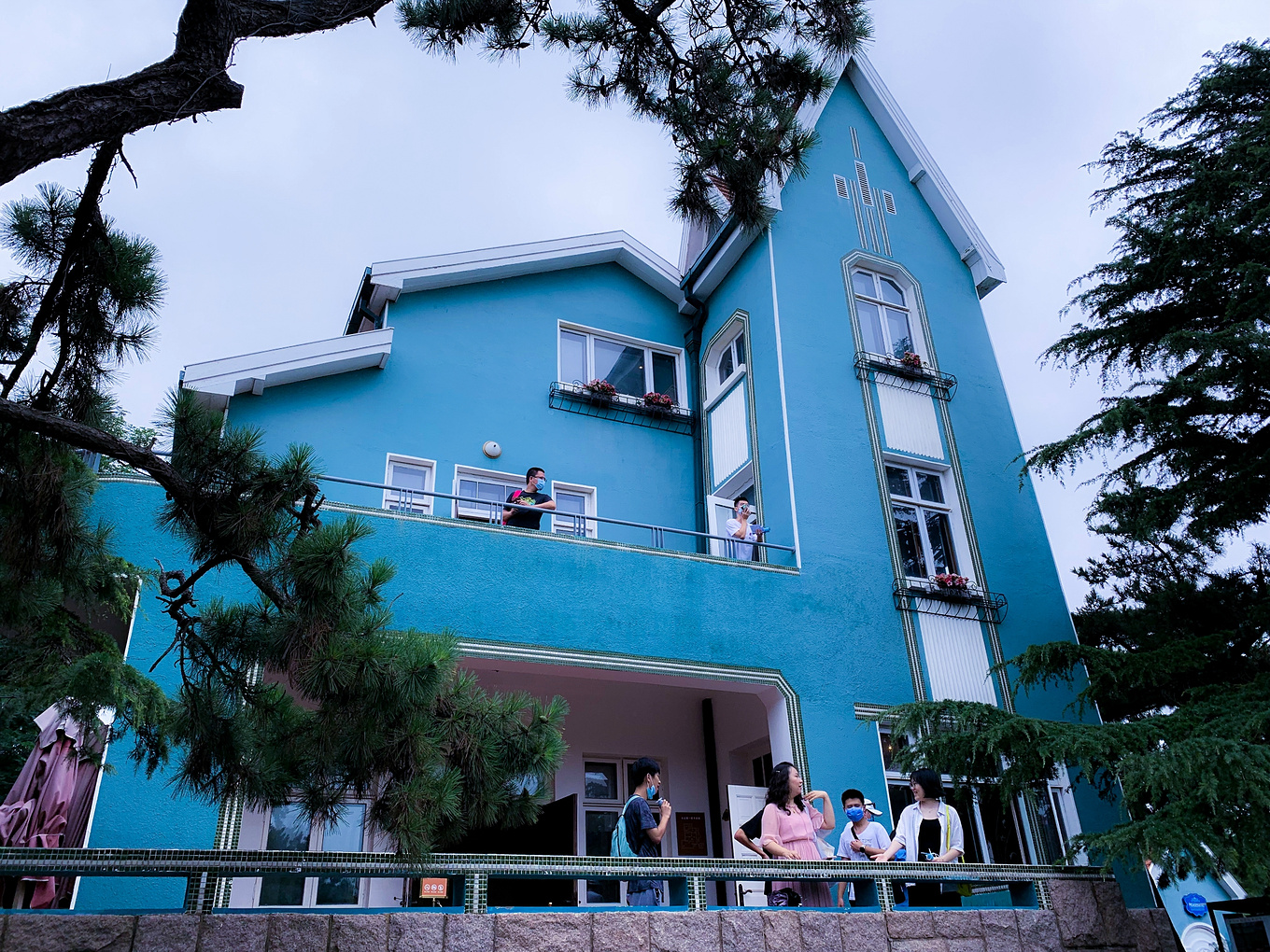 【携程攻略】青岛公主楼景点,公主楼在青岛的八大关景区，是一座外观全部是蓝色的小别墅，我们去的…