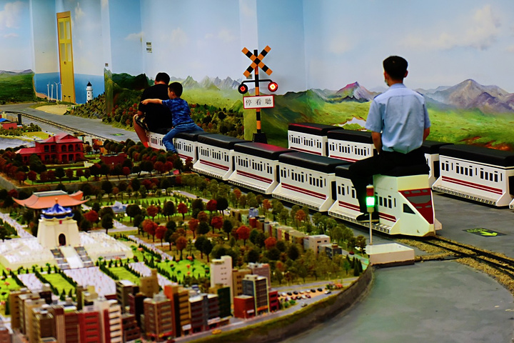 "这里的小火车千万不要错过，非常值得一坐，还原了50、60年代的 台湾 老街道，可以欣赏宝岛风光_大梦探索乐园"的评论图片