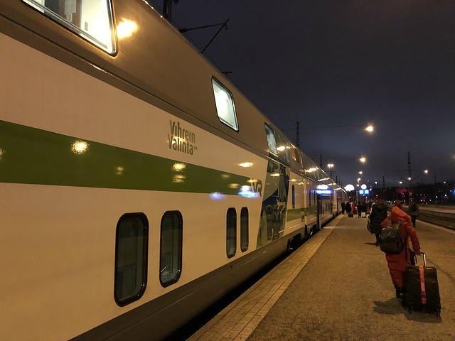 " 赫尔辛基到罗瓦涅米，大约需要12小时，列车行驶非常平稳。车票可以在其官网上预定_赫尔辛基中央车站"的评论图片