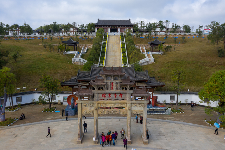 "...考亭书院，背靠青山，三面环水，景色不错，有学堂、食堂、宿舍和操场，居然还有一个跑马场，也是酷了_考亭书院"的评论图片