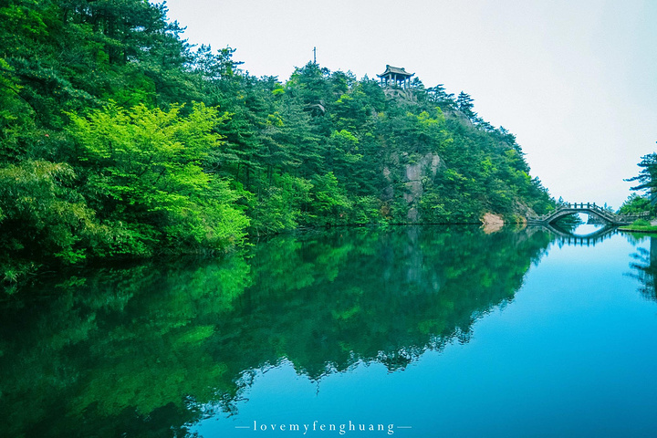 "...，这些远看似古堡魏立的天柱山岩石，在西关群峰垂直节理中非常发育，形成了横看成岭侧成峰的美丽景致_天柱山"的评论图片