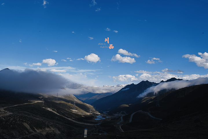 "不期而遇的震撼总让人记忆深刻，山巅给不了的美景，也许在半山腰就能遇见。我和小伙伴们激动地跳起来_折多山"的评论图片