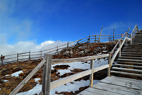 石卡雪山高山俯视香格里拉，景色别有韵味。