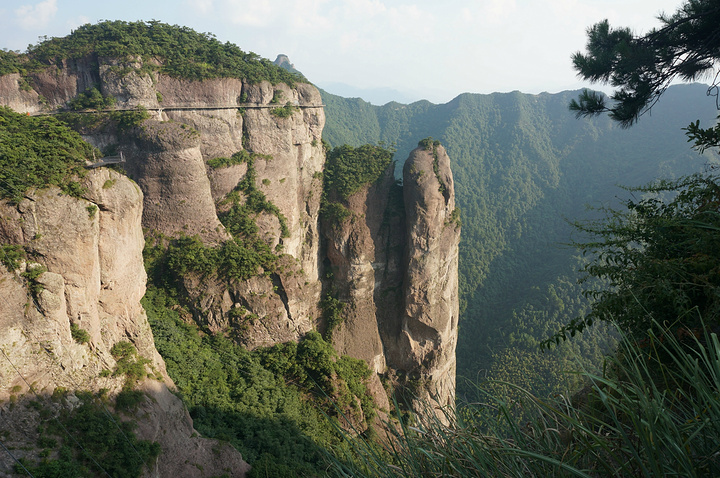 "景色确实非常不错。神仙居横跨的面积很大，周围众山巍兀独立，险峻无比_神仙居"的评论图片