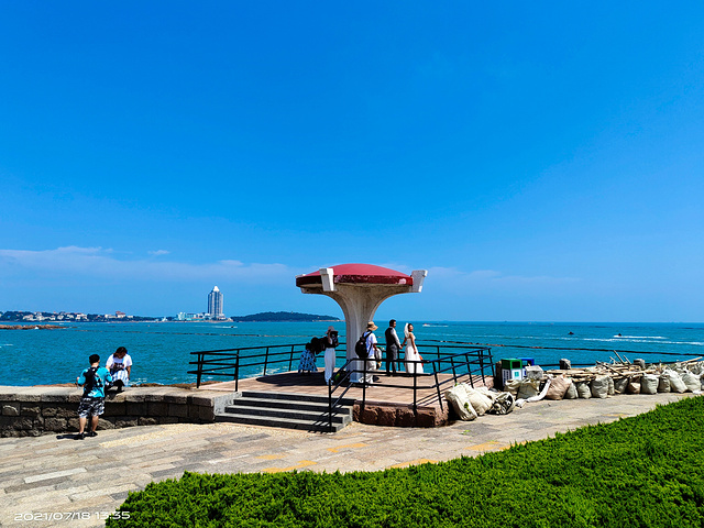"小青岛公园是山东省青岛市的标志性建筑，位于胶州湾入海口的青岛湾内。小青岛公园，对面就是海军博物馆_小青岛公园"的评论图片