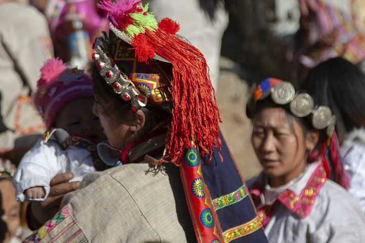 东巴为大家系上象征吉祥幸福平安好运的五彩绳东巴为大家系上象征吉祥